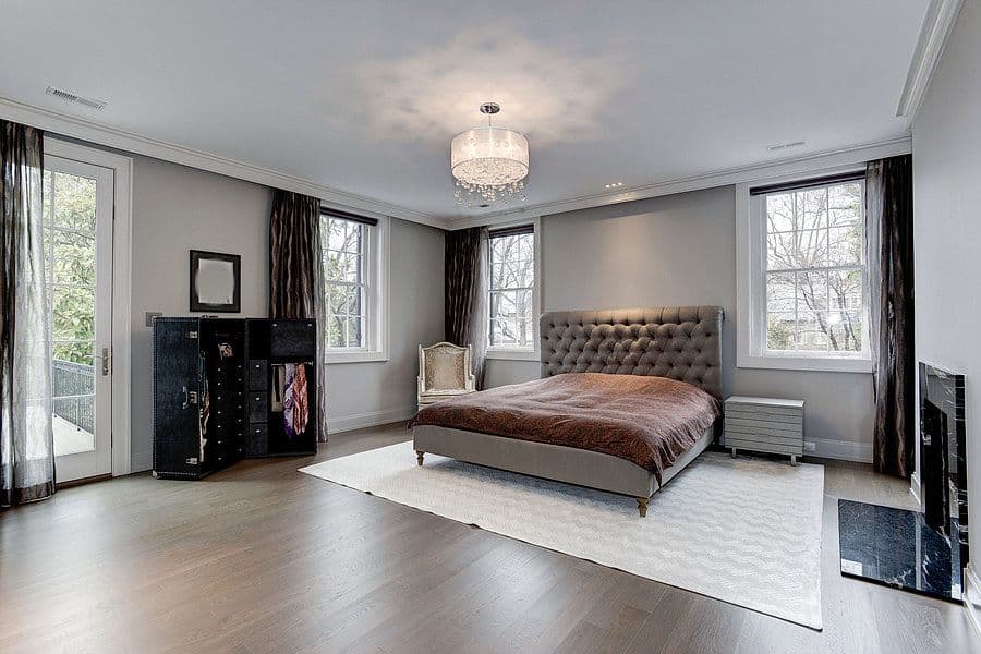 Uno de los dormitorios con chimenea y salida a la terraza trasera. El estilo de la casa no es muy diferente al
<a href="http://www.elledecor.com/celebrity-style/celebrity-homes/g273/ivanka-trump-apartment-kelly-behun-interiors/?slide=8">apartamento de Ivanka Trump en Nueva York</a>.