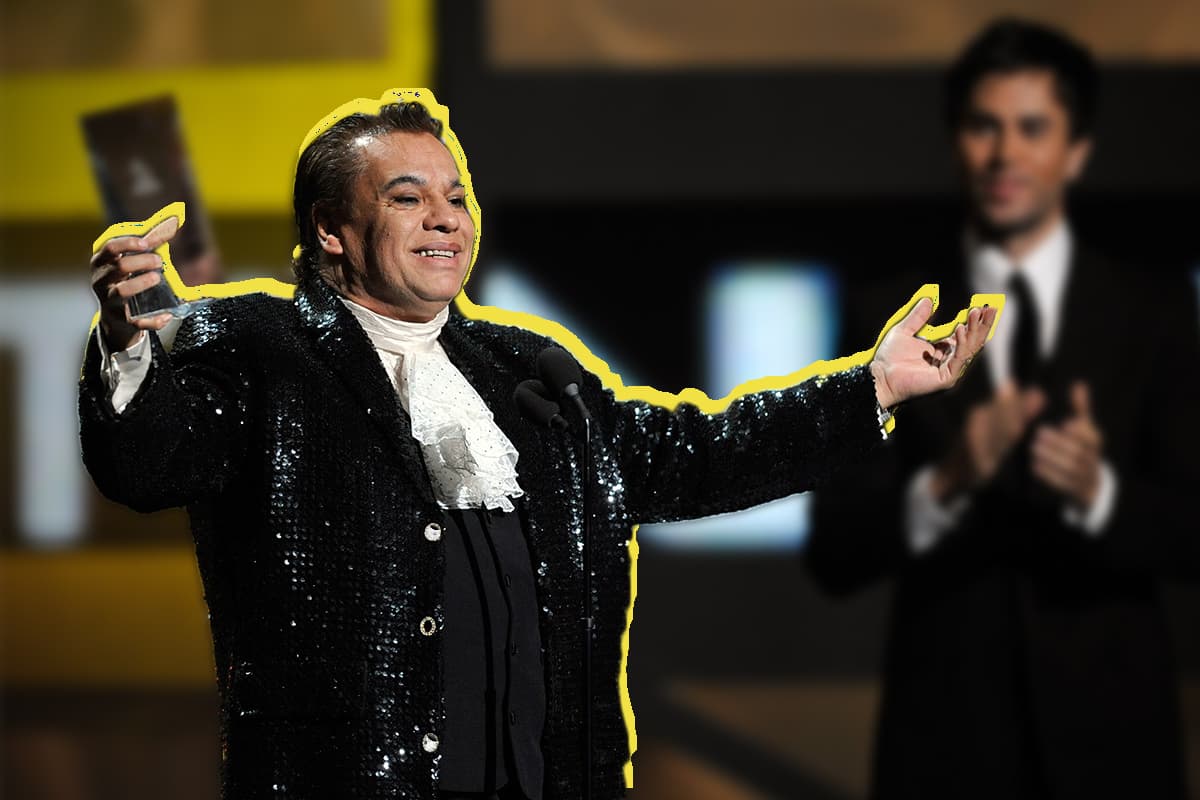 Así como si se tratara de un príncipe del siglo XVII recibió Juan Gabriel su Latin Grammy en 2009.