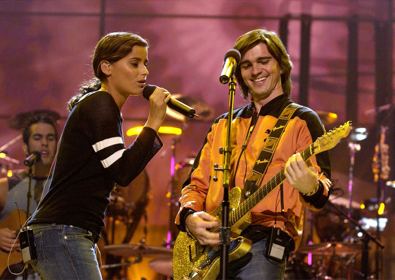 Canadian singer Nelly Furtado teamed up with Colombian singer Juanes on their hit song,
<i>"Fotografía,"</i> en 2003.