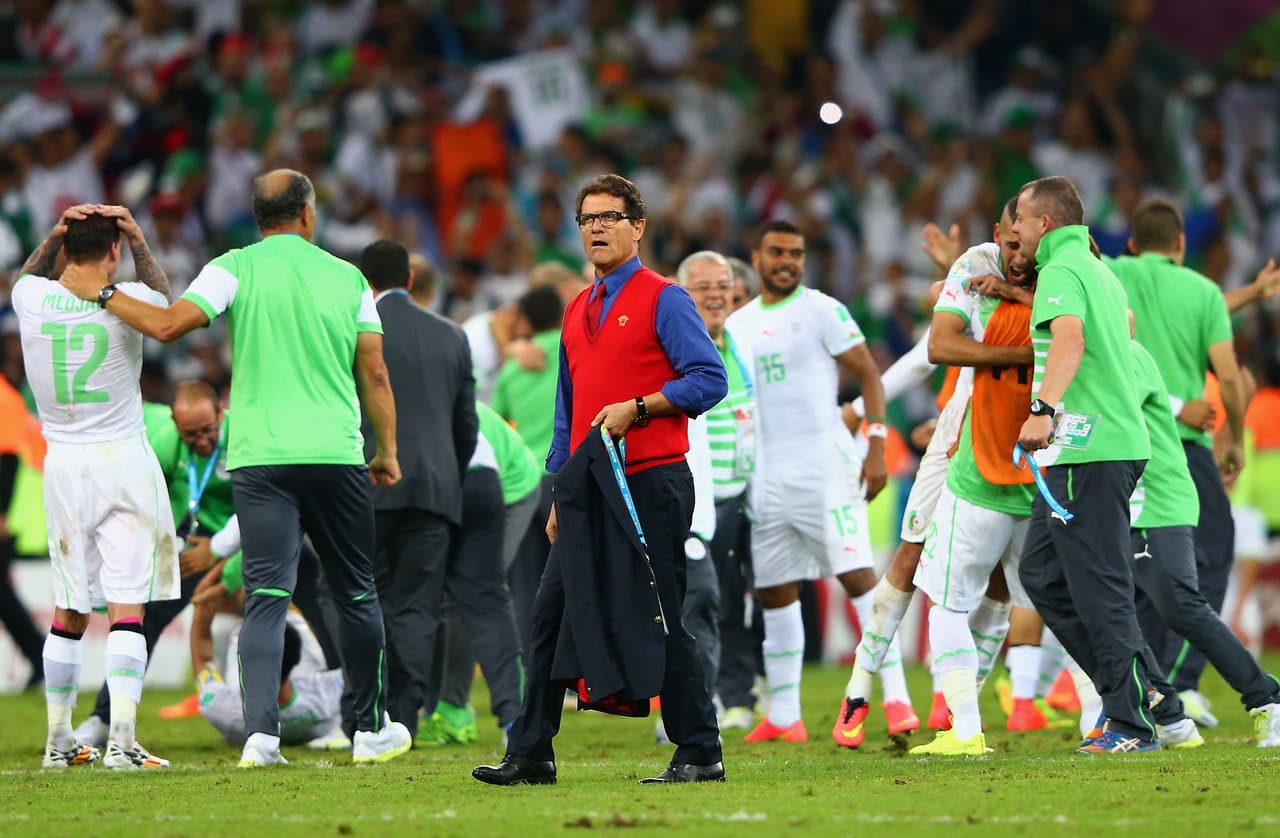El seleccionador de Rusia, Fabio Capello, salió a la rueda de prensa a defender a Akinfeev diciendo que hubo un rayo láser en la tribuna que lo cegó.