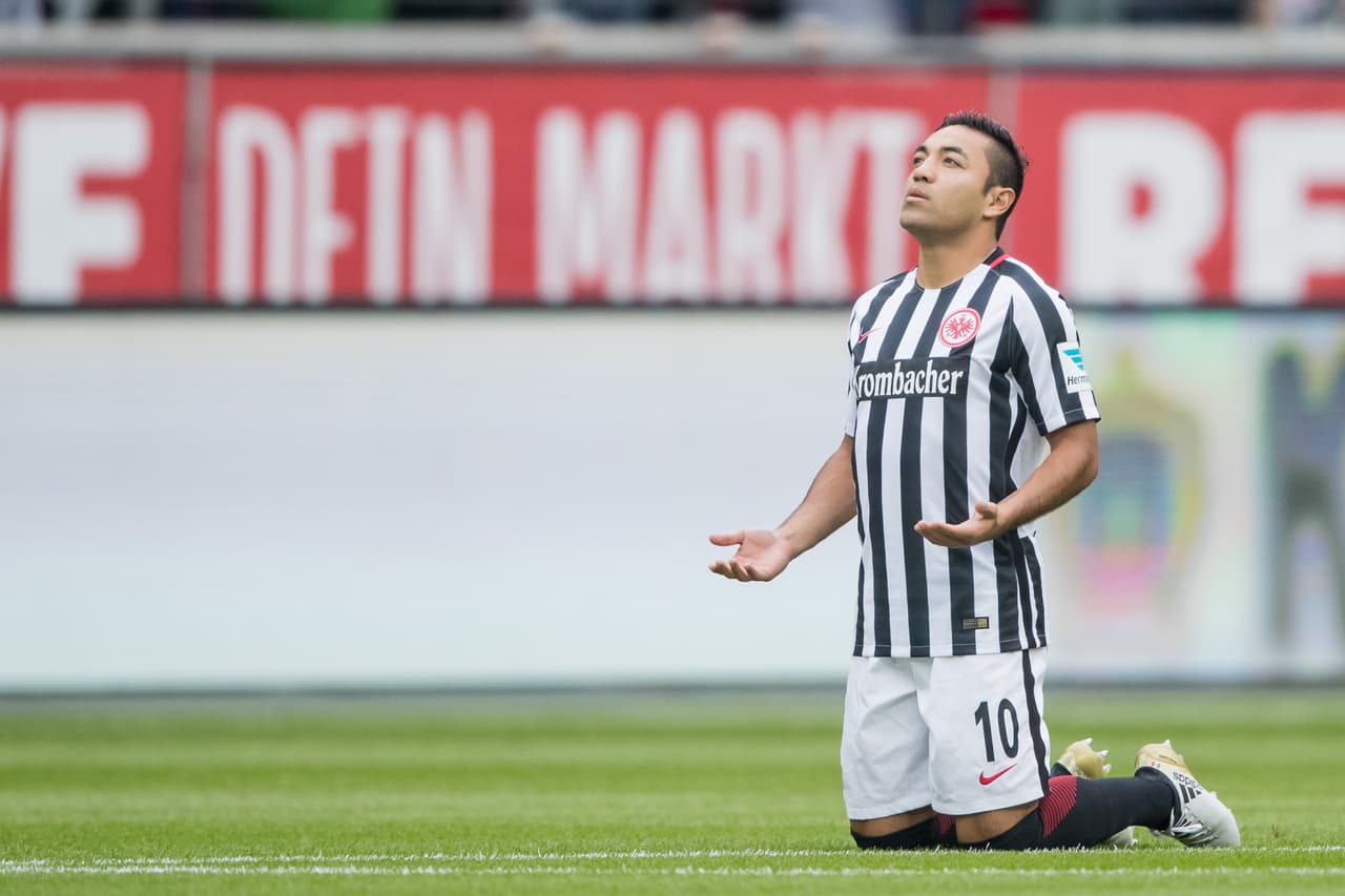 Marco Fabian cargó con la responsabilidad de levantar el equipo en su momento más difícil y anotó el gol del empate 2-2 contra Bayern Munich, que por como andaban el juego pareció una victoria.