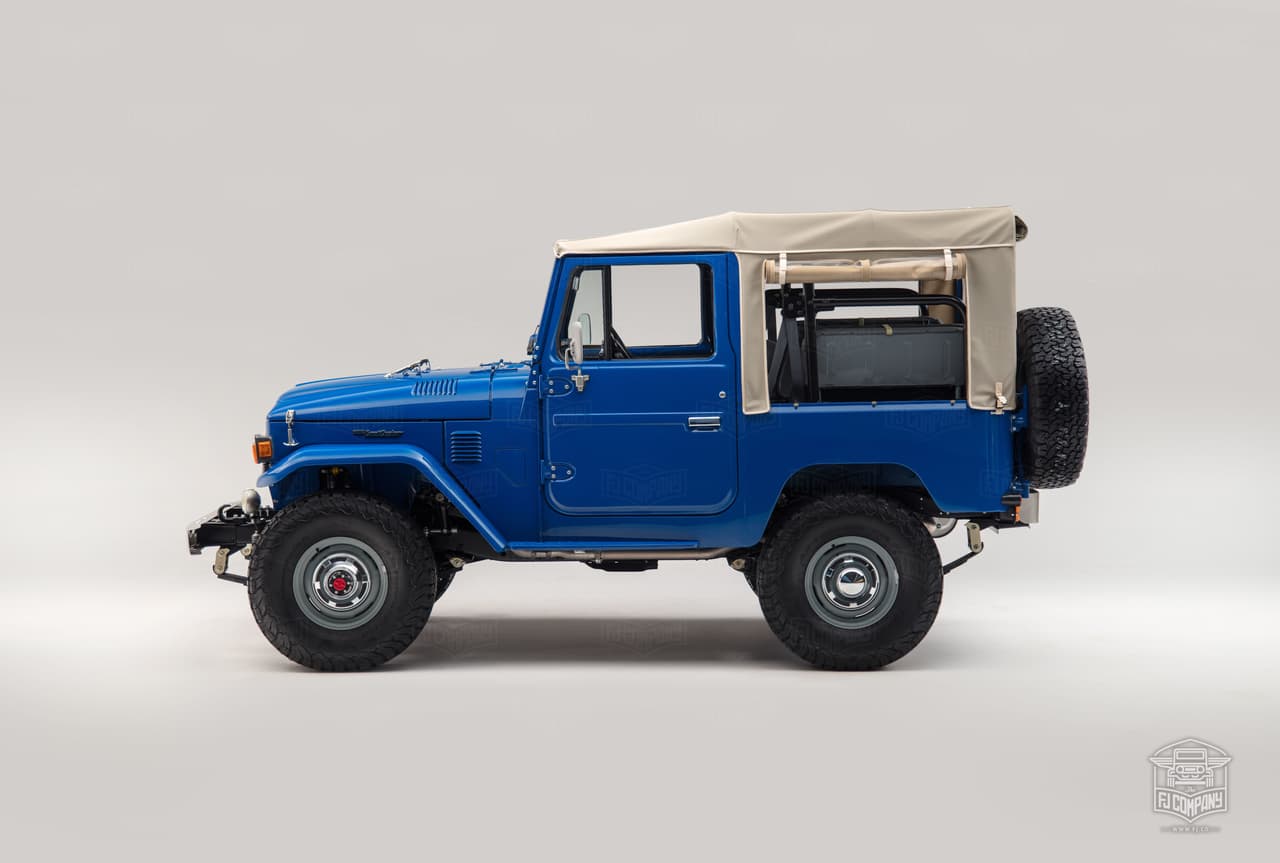 Las ventanillas de la sección posterior de la cabina en esta versión con techo de lona, se enrollan hacia arriba y por fuera. Esto significa que su operación hay que hacerla desde afuera y con el vehículo detenido, lo que puede ser un problema en caso que haya que cerrarlas en medio de un aguacero torrencial. Más que como un defecto, caracteristicas como esta hay que verlas como rasgos idiosincráticos de los vehículos de una época en que el confort de los pasajeros era supeditado a un segundo lugar a la competencia en el funcionamiento del vehículo.