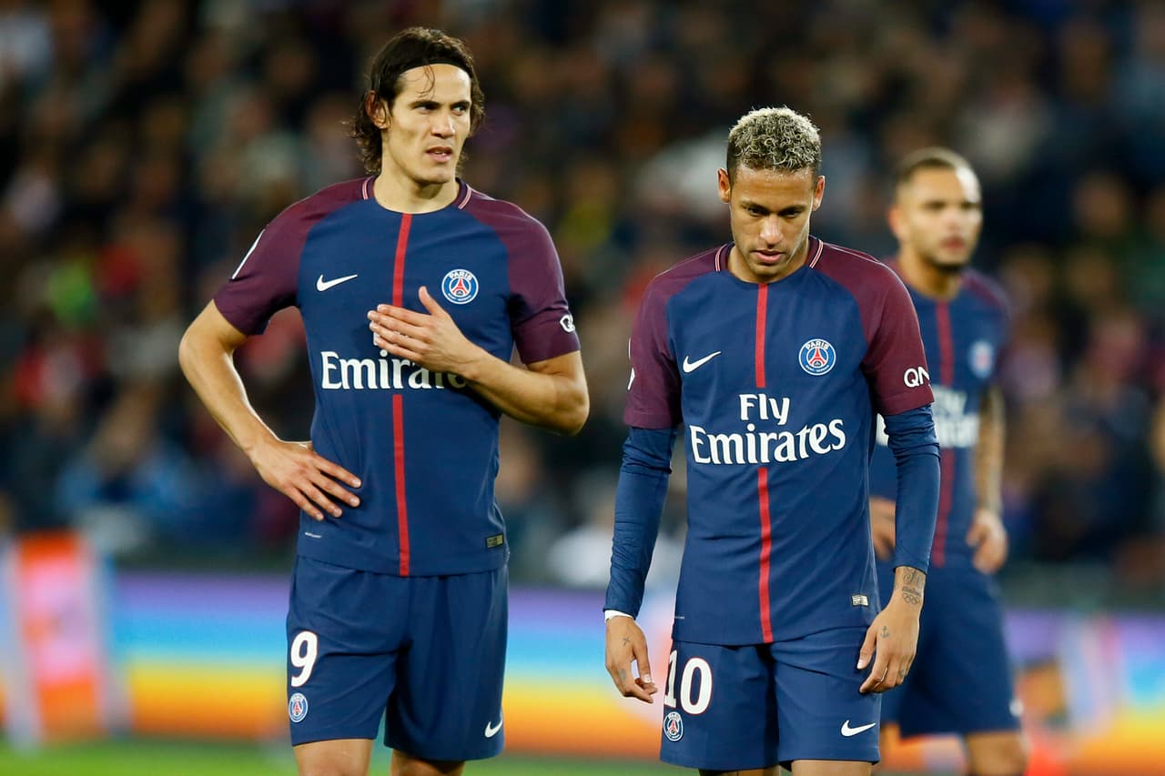 Neymar mostró que su ego puede pesar dentro del PSG y ya tuvo su primera diferencia pública con uno de sus compañeros, Edinson Cavani. Se rumora la salida del uruguayo por este incidente.