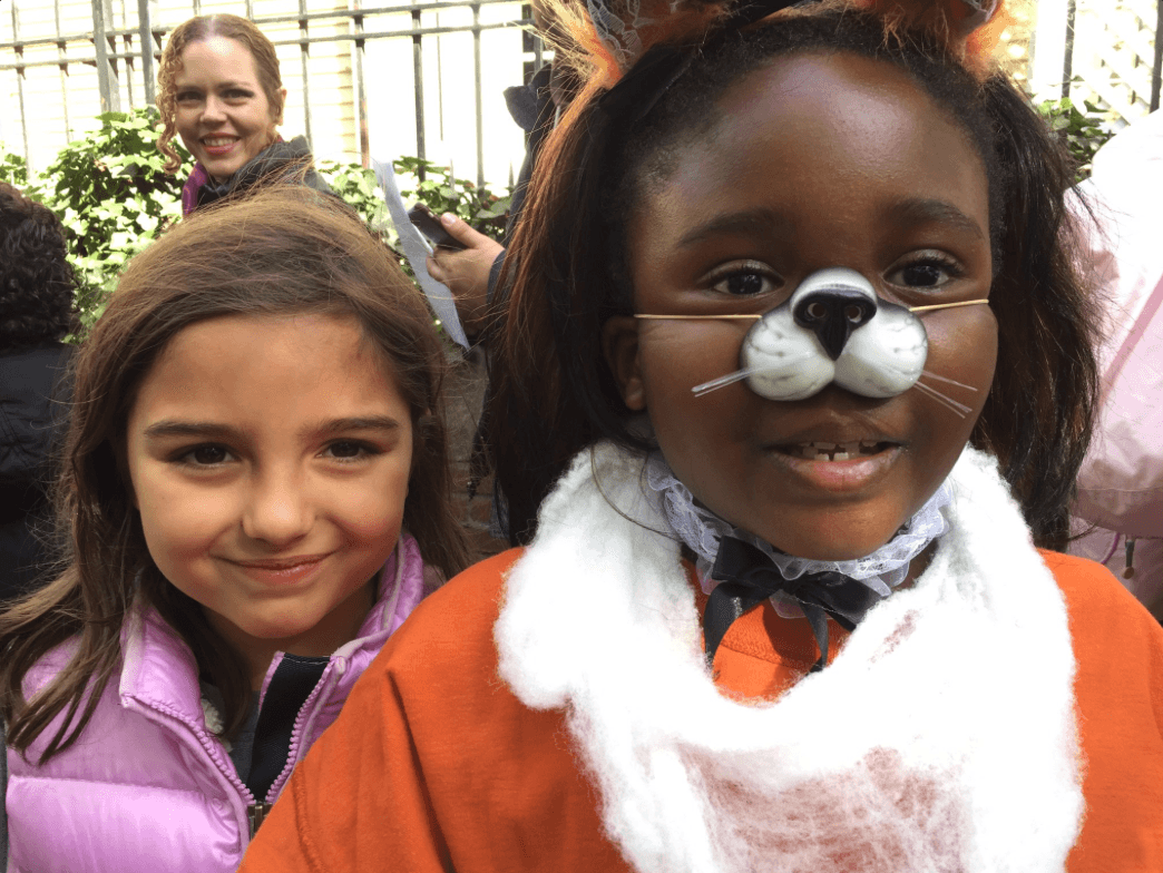 Mientras hacían fila, la emoción era evidente entre los menores por la fiesta que anticipaban.