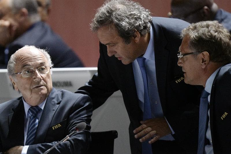 Fotografía de archivo tomada el 29 de mayo de 2015 que muestra al presidente de la FIFA, Josheph Blatter (izda), el presidente de la UEFA, Michel Platini (centro), y el secretario general de la FIFA, Jerome Valcke (dcha), durante el 65 congreso de la FIFA en Zúrich (Suiza).