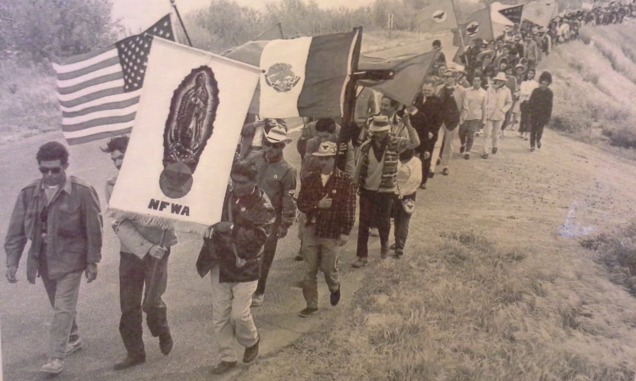 Roberto Bustos junto al estandarte de la Virgen de Guadalupe.