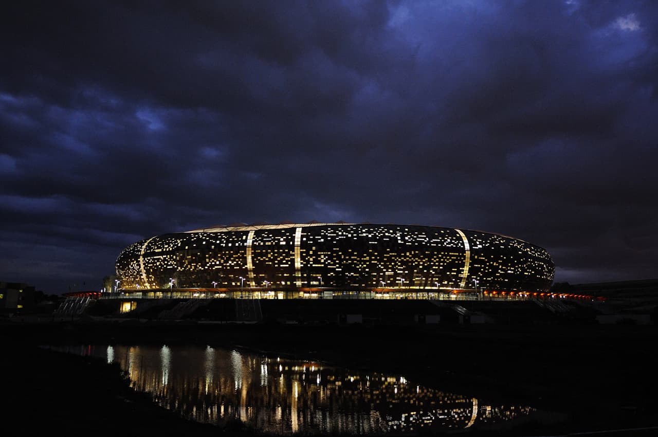 El estadio Soccer City en Sudáfrica se construyó para el certamen orbital en 2010 que se hizo en ese país. Capaz de recibir 91 mil personas, es admirado por su belleza arquitectónica y recordado como el símbolo del primer mundial organizado por un país africano.