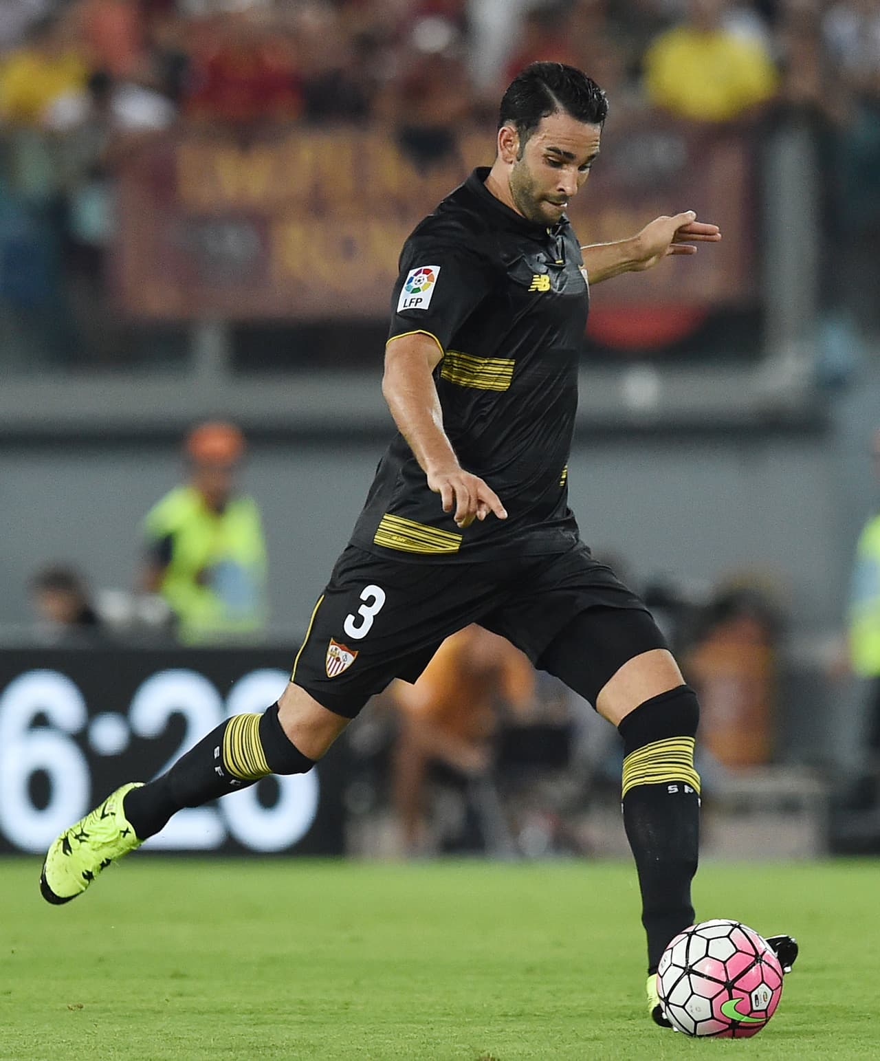 3 Adil Rami, Sevilla: El un defensor francés de origen marroquí que llega a la cuadro andaluz con gran cartel y como uno de los mejores zagueros de la pasada temporada en la Serie A donde destacó con el Milan. Brilló en la Ligue 1 de su país defendiendo al Lille y ya conoce la Liga española tras su paso por el Valencia donde incluso marcó ocho goles en dos años.