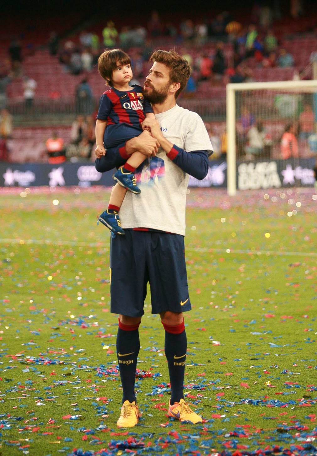 Milan buscaba a alguien en las gradas.