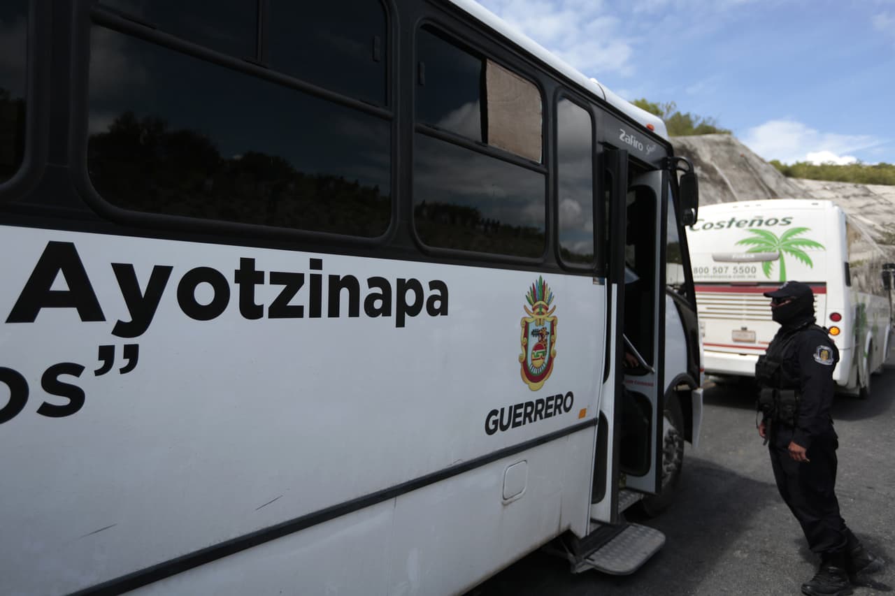 Policías inspeccionan un autobús de la escuela de Ayotzinapa.
