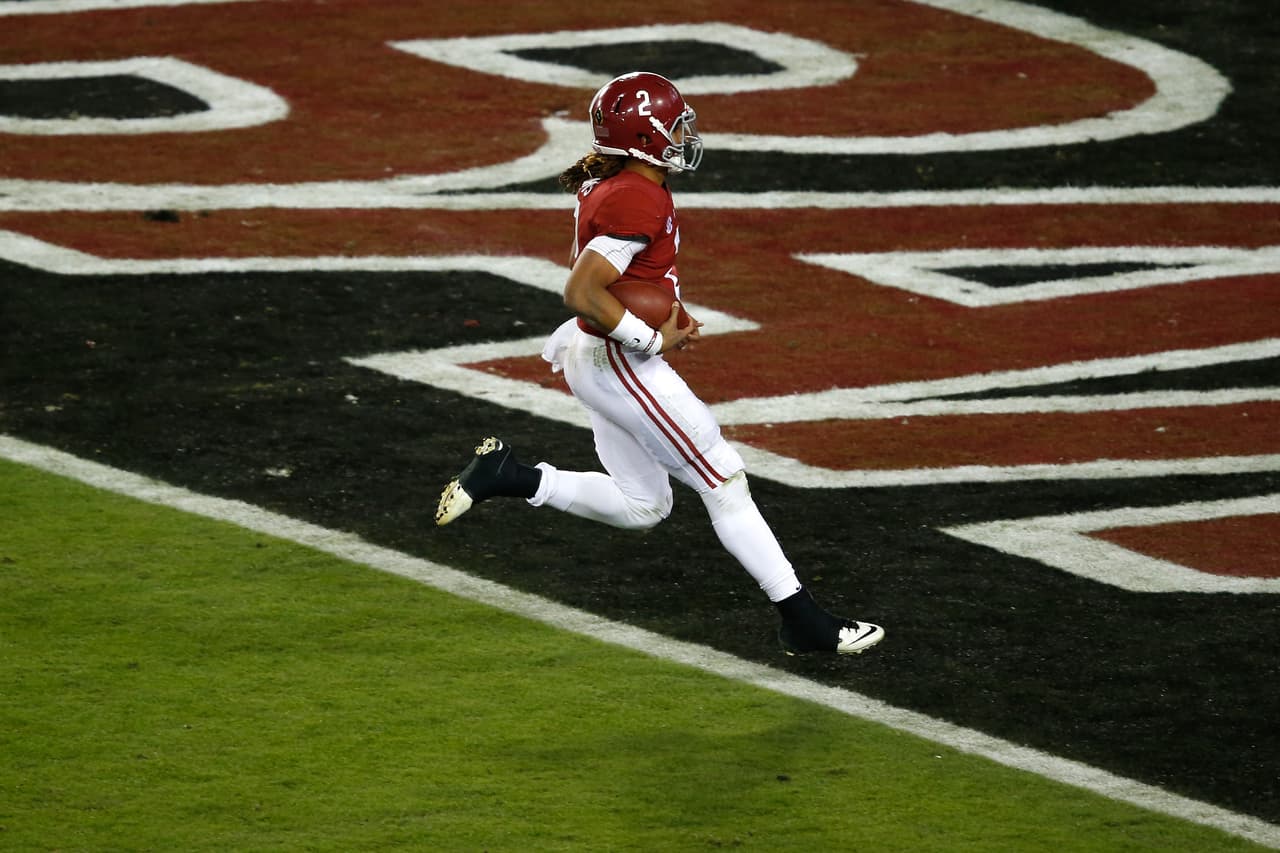El mariscal de campo Jalen Hurts # 2 del Alabama Crimson Tide hizo una jugada personal espectacular donde se escapó para un touchdown de 30 yardas durante el último cuarto que ponía a su equipo de nuevo arriba en el marcador.