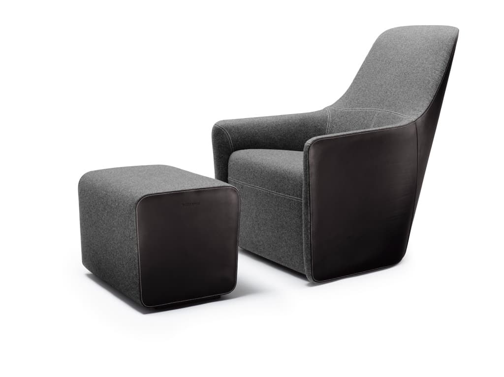Sillón Foster 520 -- Producido con una mezcla de técnicas tradicionales y contemporáneas, este diseño de 2012 prolonga la relación entre Foster y la firma Walter Knoll (walterknoll.de). Tres piezas de cuero se unen utilizando costuras visibles para lograr un perfil fluido que reduce la pesadez visual sin sacrificar confort. El taburete opcional transforma una pieza de oficina en un mueble doméstico.