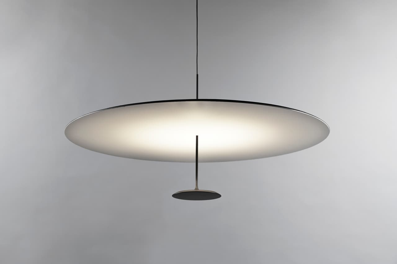 Lámpara DOT -- Una idea aparentemente simple, desarrollada en 2015, que implicó todo un reto tecnológico para la firma Lumina (lumina.it). El disco inferior esconde un anillo de LEDs que proyecta luz al disco superior, que la refleja de manera uniforme gracias a un sistema de lentes y al tubo que une ambas piezas, que cumple con la función adicional de administrar el calor generado por los LEDs.