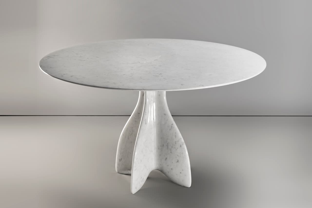 Mesas Hadrian y Hadriana -- Compuestas por dos piezas, una cubierta que es un disco perfecto y esbelto, y una base que juega con los volúmenes y las curvas, estas dos mesas, presentadas en el Salone del Mobile 2016, son la primera colaboración de Foster con la firma italiana Citco (citco.it).