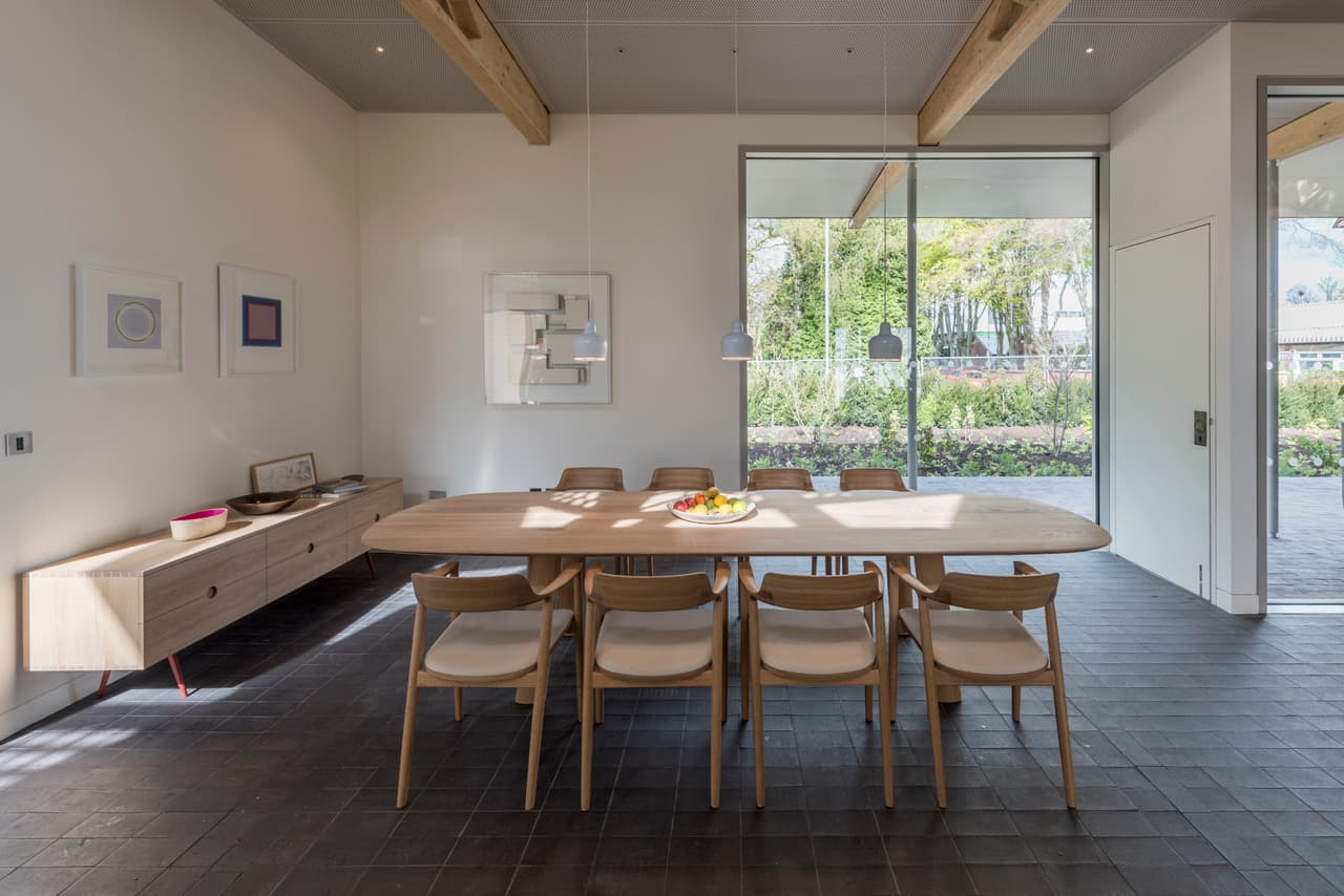 Mobiliario para los centros Maggie’s -- Foster colaboró con el centro Maggie’s (maggiescentres.org) para que su sede en Manchester, inaugurada apenas en abril de 2016, ofreciera a pacientes con cáncer una casa fuera de casa que potenciara los beneficios de los tratamientos médicos, nutricionales y psicológicos que reciben en esas instalaciones, en las que el arquitecto privilegió el uso de madera y luz natural.