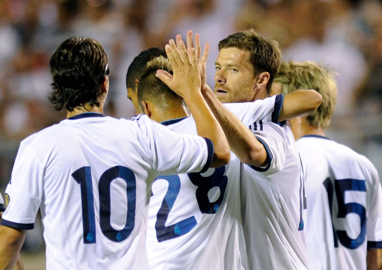 Real Madrid venció por 2-1 a Santos Laguna con goles de Xabi Alonso y Sami Khedira,