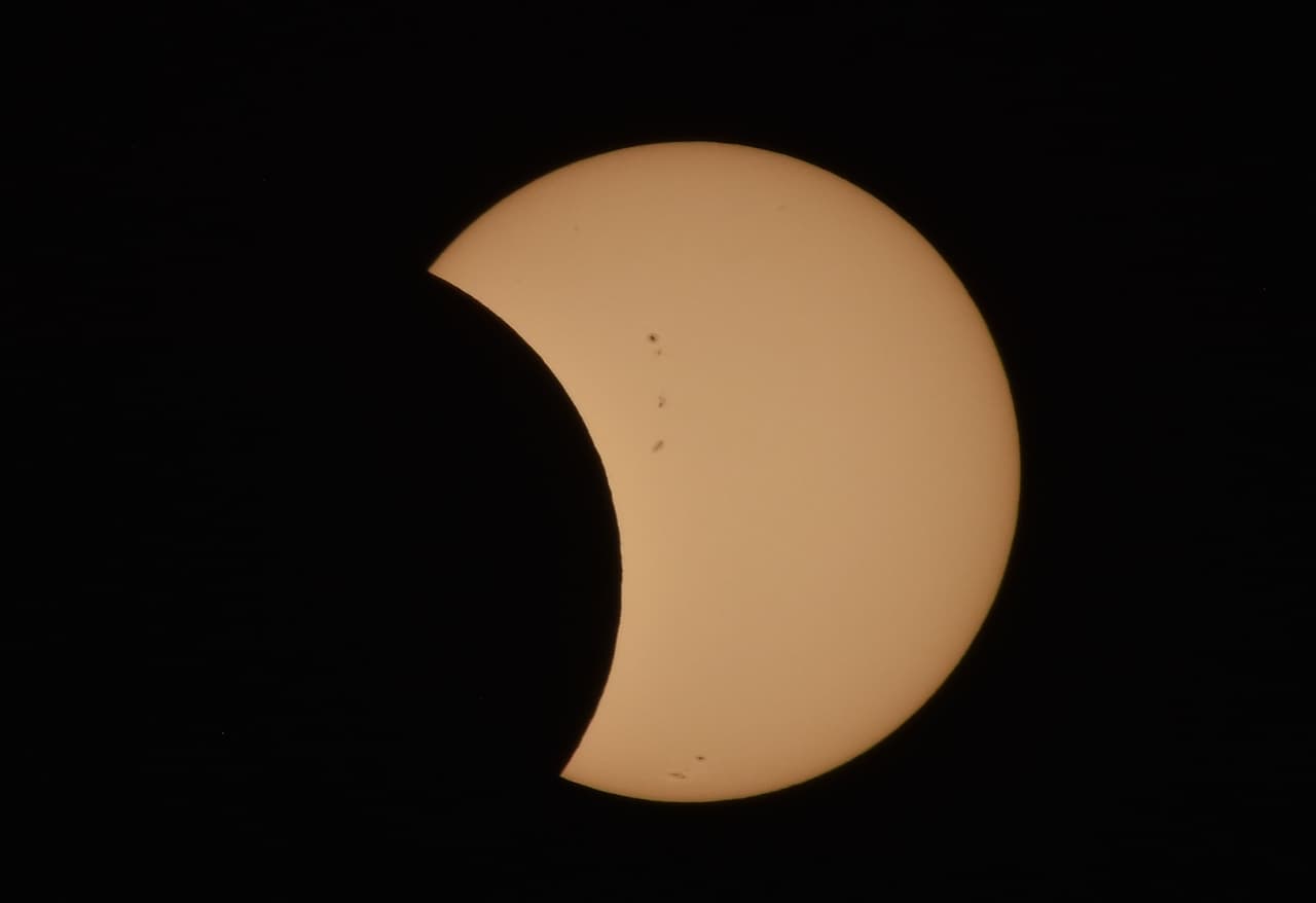 El eclipse en México se vio de modo parcial, a diferencia de buena parte de EEUU, en donde se vio un eclipse total. Esta imagen es un detalle del Sol tapado en parte por la Luna vista desde Ciudad de México.
