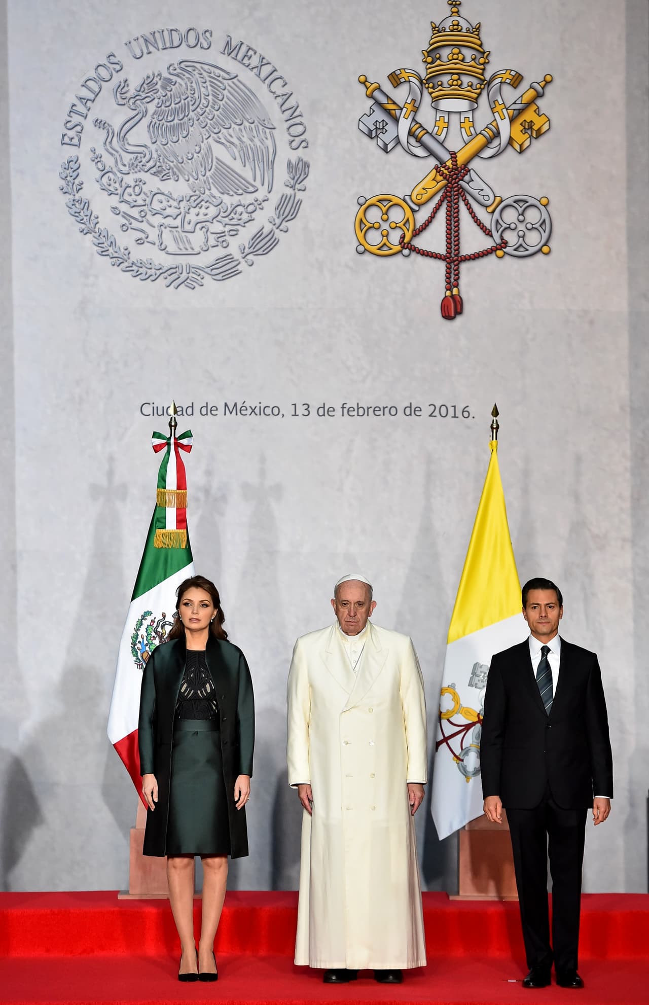 Escuchando el himno nacional de México.
