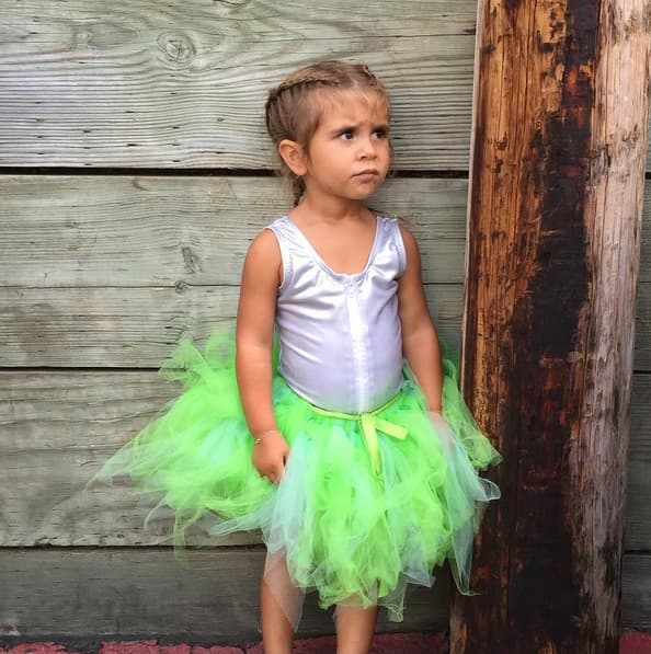 Las faldas con tonos llamativos están de moda, así nos lo enseña Penelope.