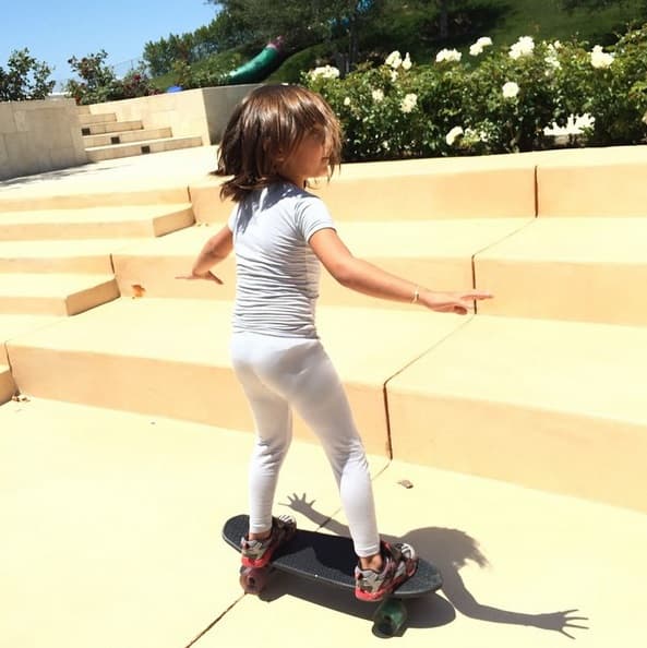 Para los días calurosos, Mason nos da una muestra de que los 'outfit total color' son la respuesta perfecta para vestir.