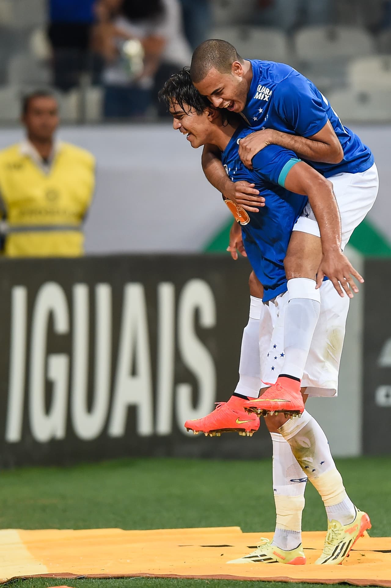 Finalmente es cedido a su amado Cruzeiro. Anotó 15 goles en 32 partidos y logró revalorizarse: el Gremio se lo vendió al Changchun Yatai de la Súper Liga China, donde metió 22 goles en dos campañas.