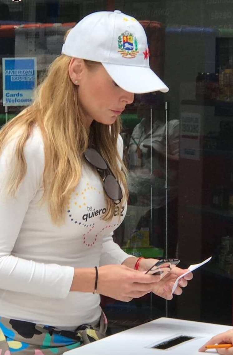 La actriz estuvo en una plaza comercial al poniente de la Ciudad de México, mostrando actividad tras varios días de estar sin aparecer en sus redes sociales, desde el 28 de junio no ponía nada personal.