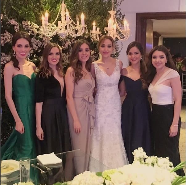 Las amigas de la novia posando junto a ella.