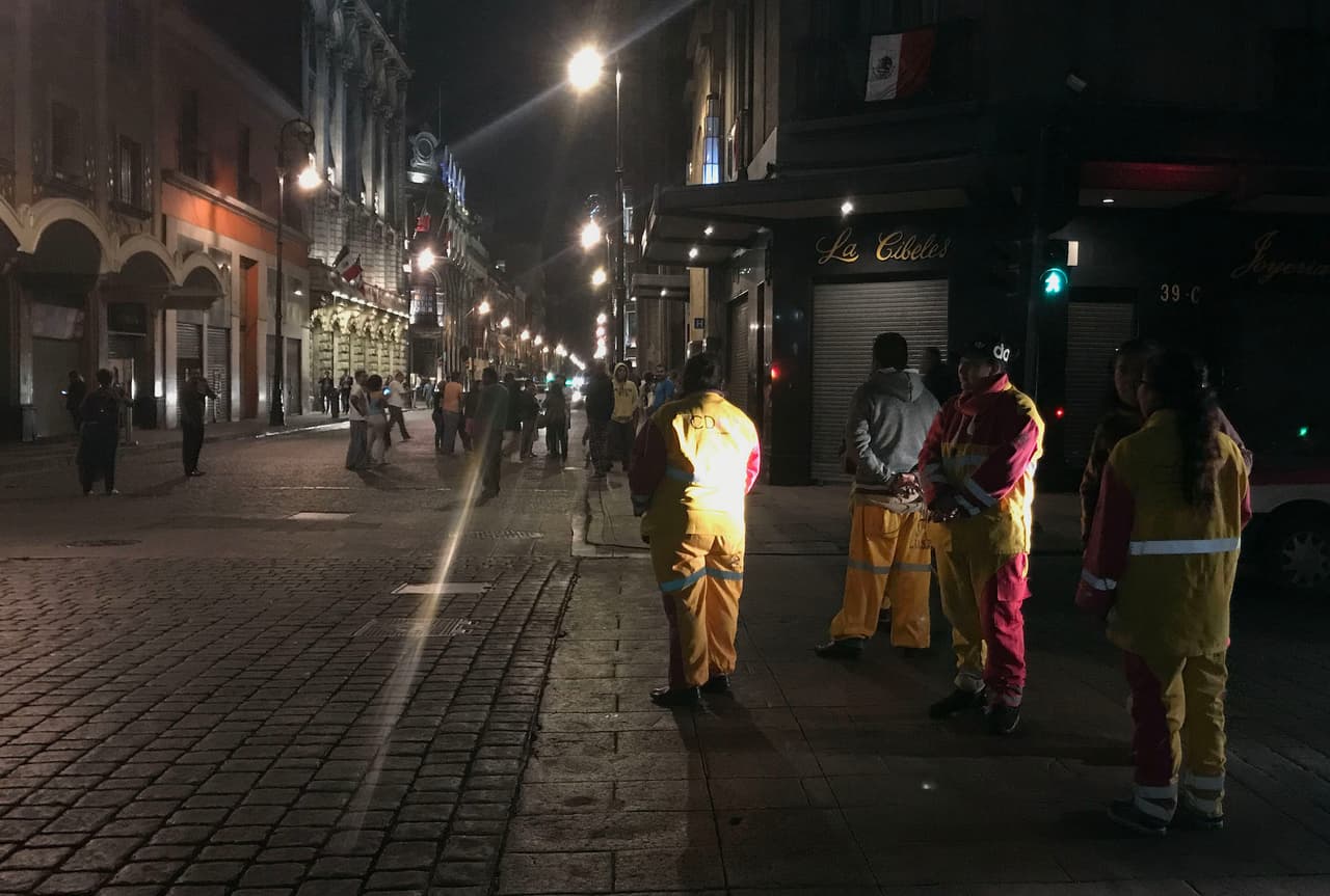 Gente en las calles céntricas de Ciudad de México luego del fuerte terremoto al sur del país