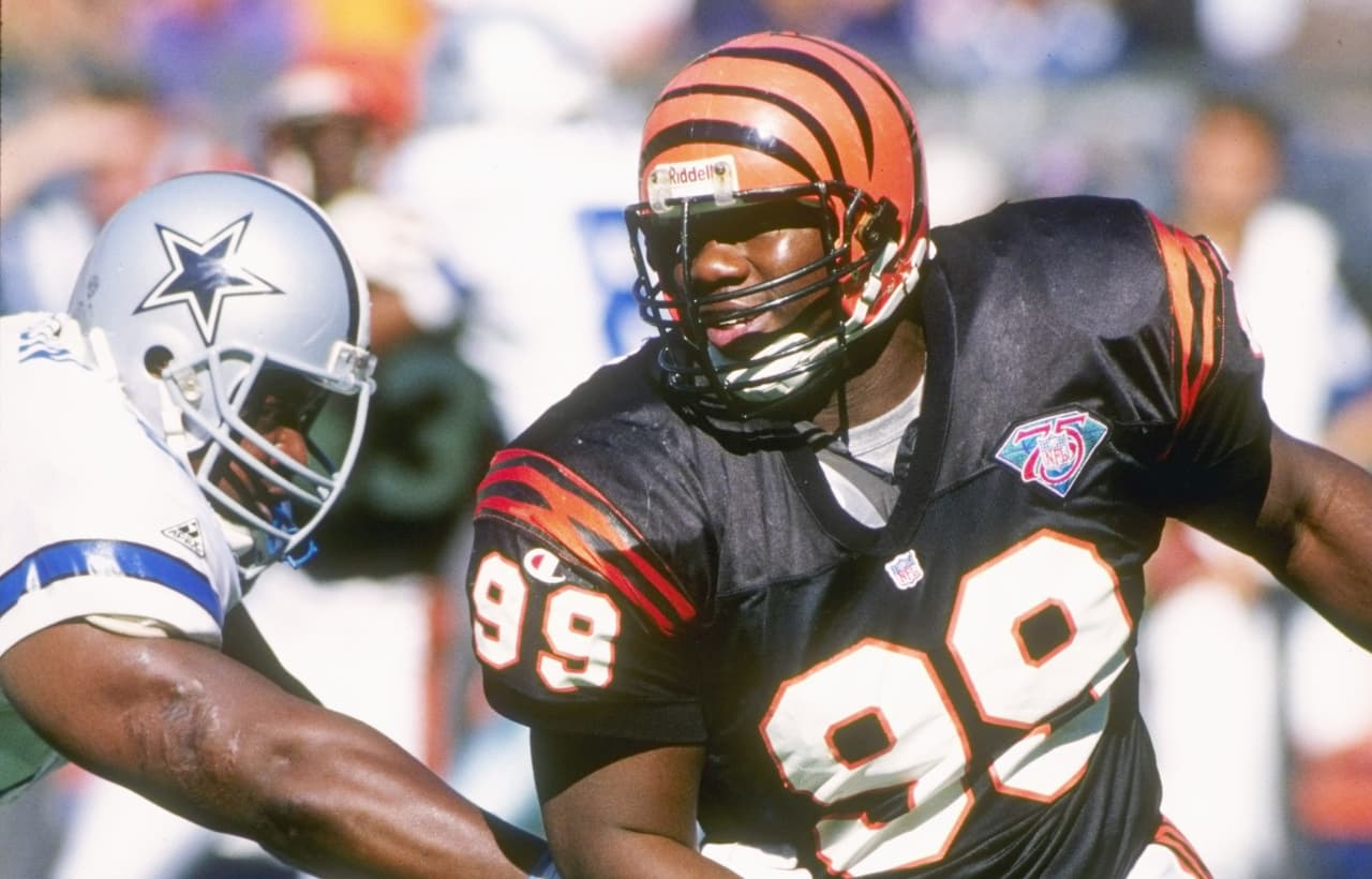 1994 — DAN WILKINSON
<b>Cincinnati Bengals</b> | DE Ohio State
<br>El tackle defensivo Dan Wilkinson (99) de los Cincinnati Bengals taclea al mariscal de campo Mark Rypien (11) de los Cleveland Browns en 1994. (AP Photo / Al Messerschmidt)