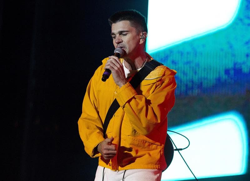 Juanes cerró su presentación con 'La camisa negra'.