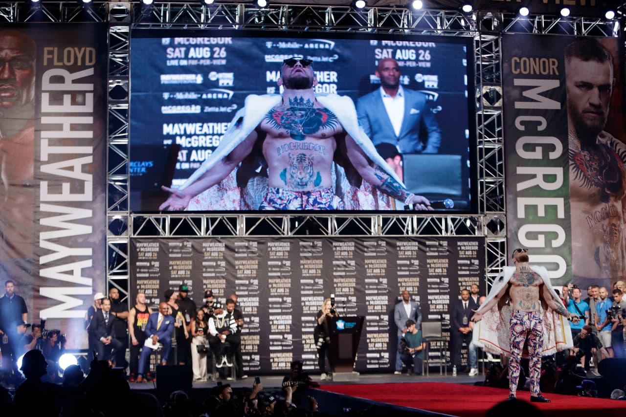 Uno de los momentos más candentes del tercer cara a cara se vivió cuando McGregor tomó el micrófono y presumió de sus orígenes al afirmar: "Soy negro de la cintura para abajo".