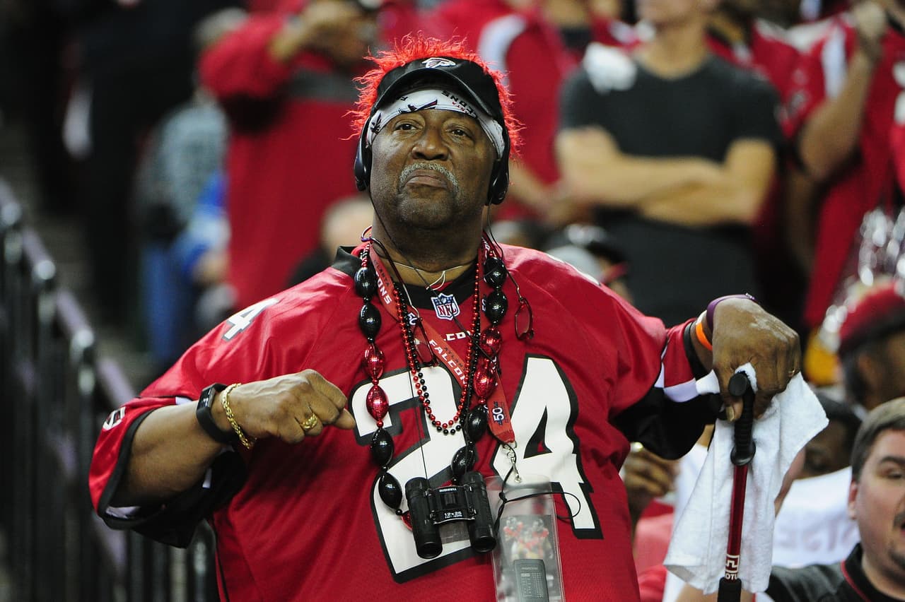 La belleza y energía de las porristas, junto con las ocurrencias y colorido de los fanáticos le dan un ingrediente adicional a la fiesta del fútbol americano de la NFL, en medio de la definición de los equipos que estarán en el Super Bowl.