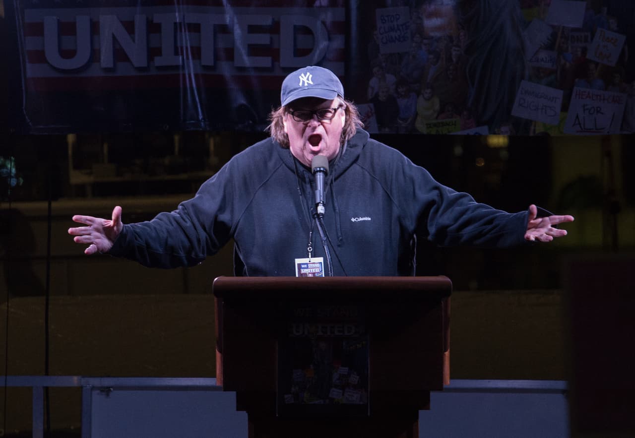 El director de documentales Michael Moore, quién anticipó en
<a href="http://http://michaelmoore.com/trumpwillwin/">una columna de opinión </a>el triunfo de Donald Trump en las elecciones también estuvo presente.