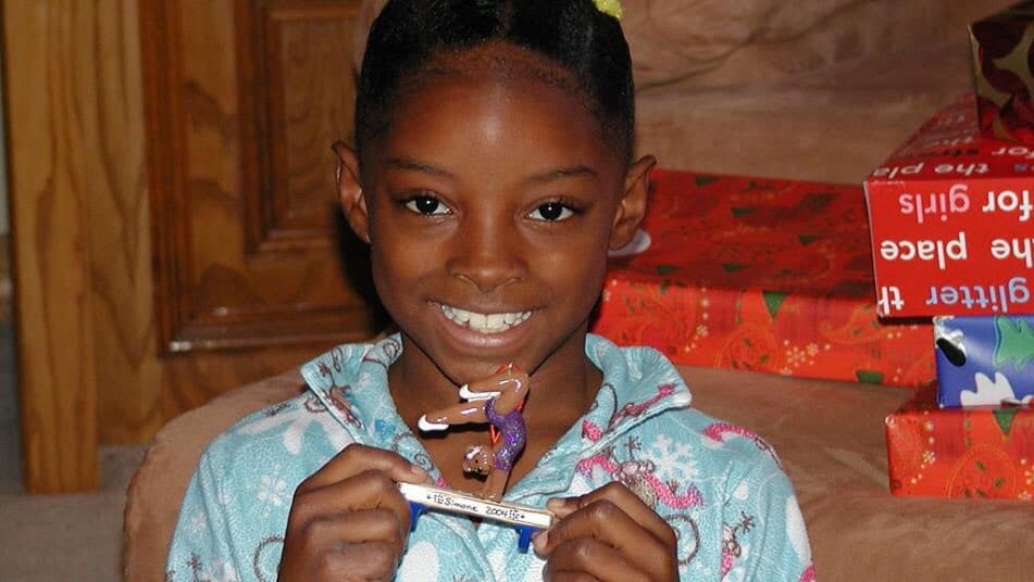 Esta fotografía de la atleta cuando era aún una pequeña niña, fue publicada por ella en su cuenta de Twitter @simone_biles con un texto que dice: “mi historia comenzó en Spring, Texas, donde soñé ser una atleta de élite".
<br>