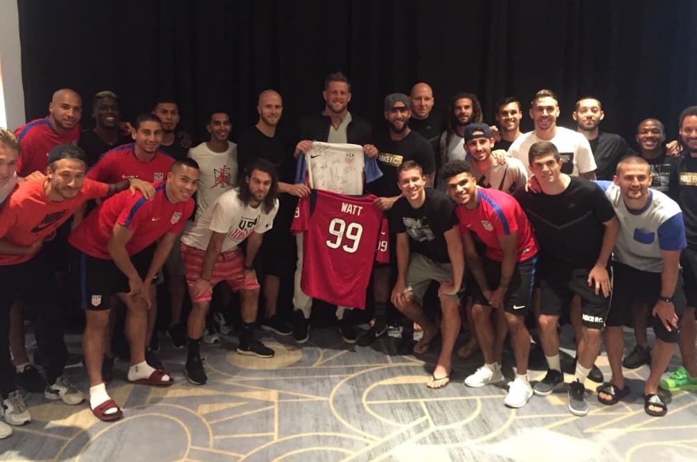 J.J. Watt visitó a la selección de fútbol de los Estados Unidos para apoyarlos en la Copa América