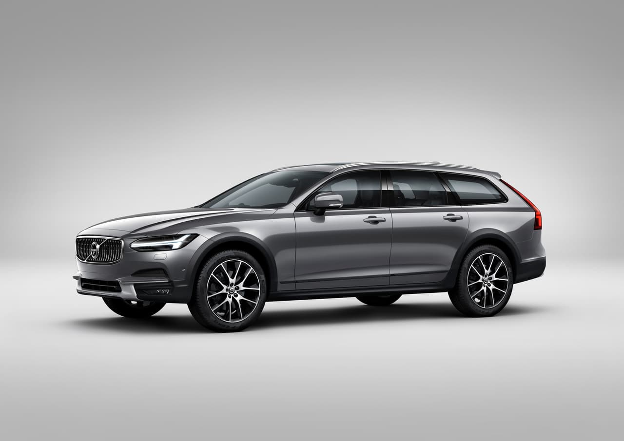 La V90 Cross Country 2017 cuenta con la parilla cóncava y los faros con halos de luz en forma de 'T", o 'martillos de Thor' como los llama Volvo, claves de diseño distintivos de los vehículos de la familia ‘Serie 90’ de vehículos grandes de Volvo.