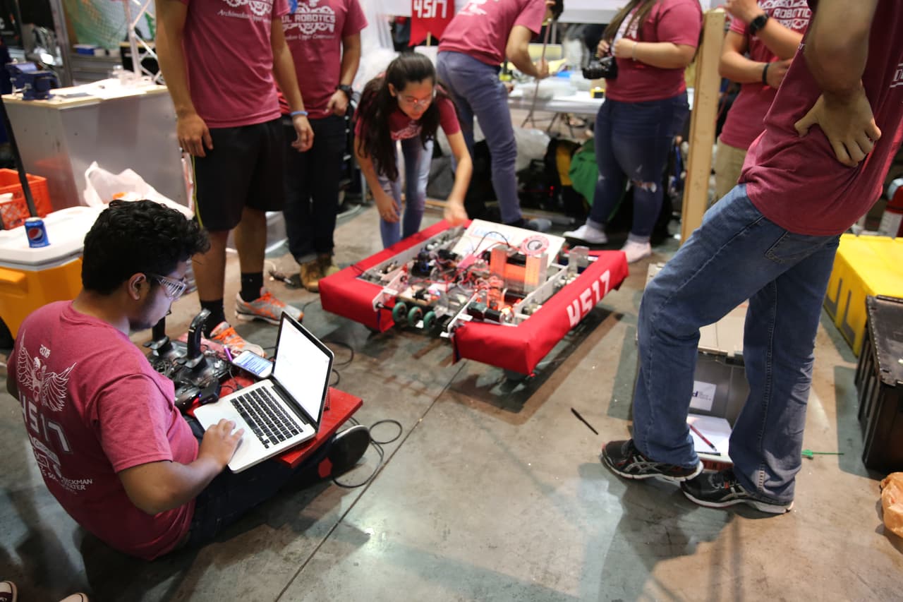 Estudiantes del equipo Owl Robotics, de Miami, preparan su robot.