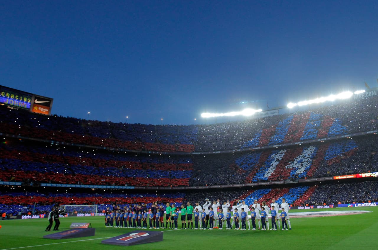 Las tribuna principal del estadio del Barça dibujó un enorme mural con la playera que utilizaba el legendario holándes con su número 14.