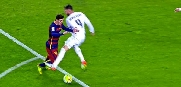 La polémica comenzó al minuto 24 cuando Leo Messi cayó dentro del área por un puntapié de Sergio Ramos en una jugada que pudo costarle la expulsión al capitán del Real Madrid y que los blaugranas reclamaron como penal.