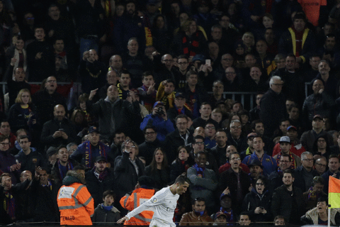 Cristiano volvió a celebrar con el ademán pidiéndole calma a las tribunas del Camp Nou y luego con su acostumbrado festejo brincando.