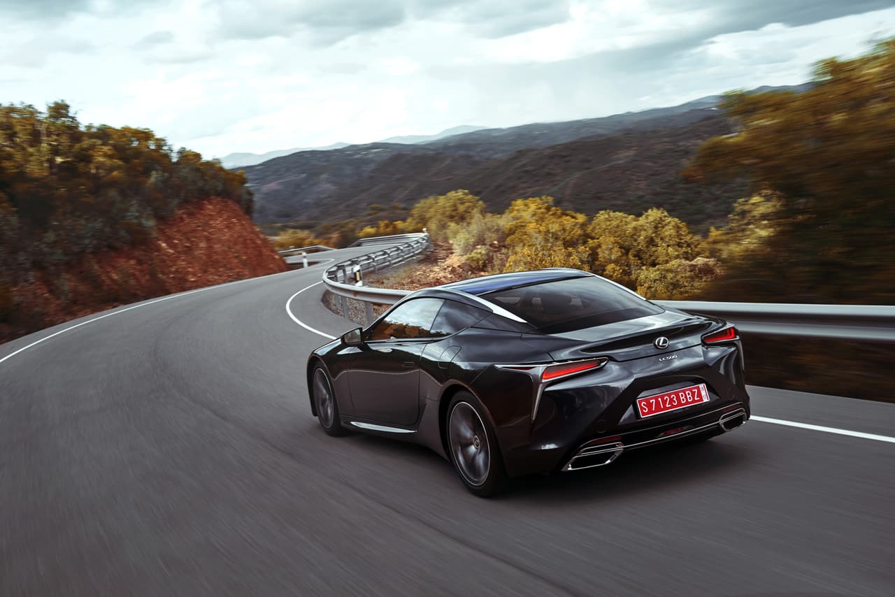 El Lexus LC500 posee un
<b>spoiler trasero</b> que se despliega cuando el auto alcanza las 50 millas por hora.