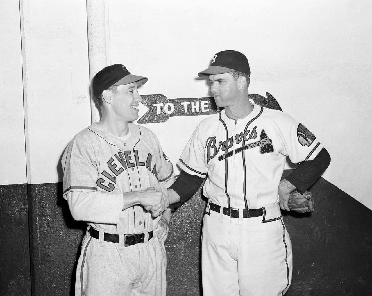 En esta imagen del 6 de octubre de 1948, Johnny Sain, a la derecha, de los Boston Braves, estrecha la mano del de Cleveland Bob Feller, antes de que los dos lanzadores que saltaran al césped para el primer partido de la Serie Mundial de 1948 en el campo de los Braves.