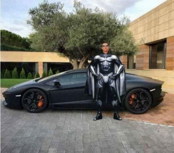 Cristiano Ronaldo compartió en redes sociales una imagen junto a su nuevo automóvil, pero los usuarios poca atención le prestaron a su nueva adquisición y aprovecharon para burlarse de su pose frente a la cámara con memes llenos de humor en situaciones hilarantes.