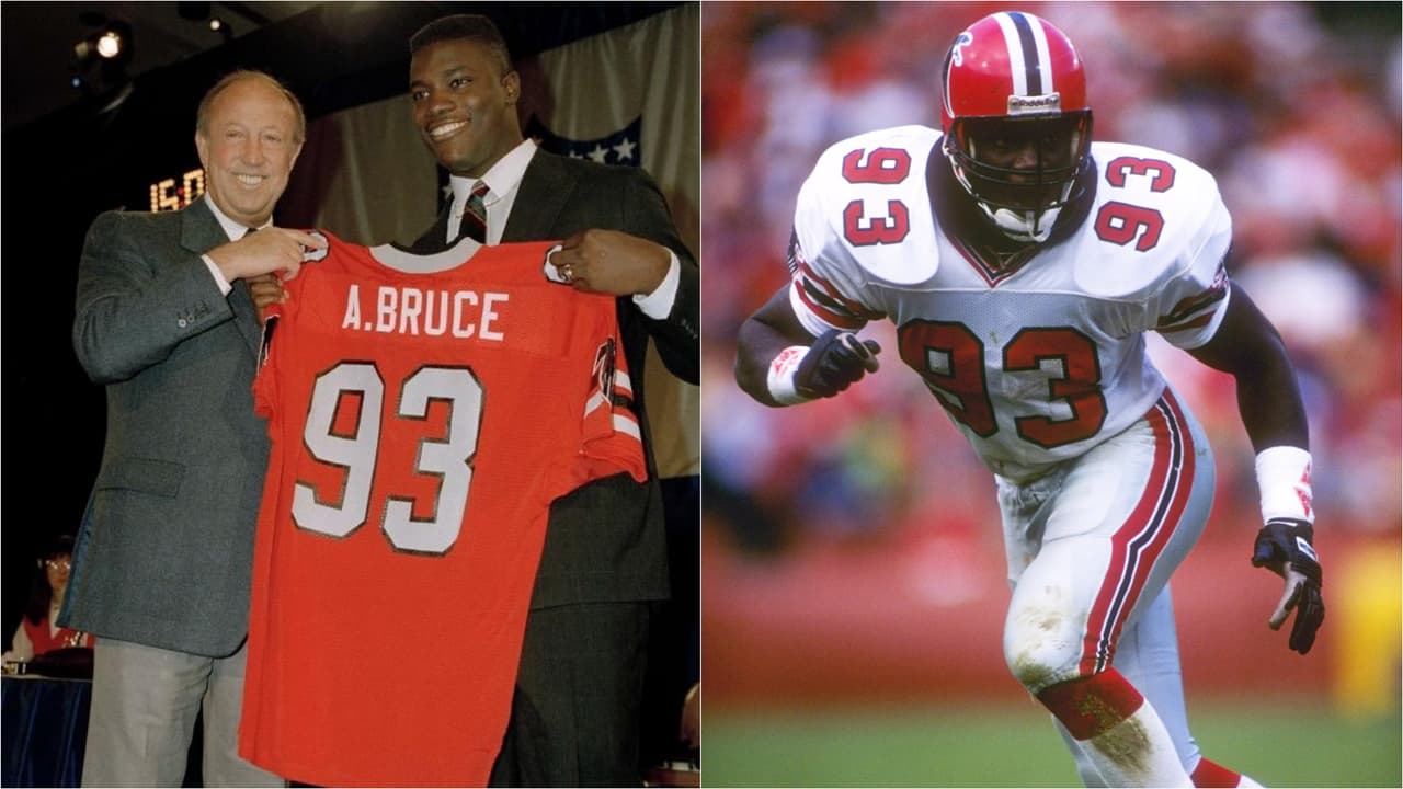 1988 — AUNDRAY BRUCE
<b>Atlanta Falcons</b> | LB Auburn
<br>Aundray Bruce sostiene su nuevo jersey con el comisionado de la NFL Pete Rozelle en el Draft de la NFL en el Marriott Marquis Hotel en Nueva York, el 24 de abril de 1988. Bruce fue la primera selección reclutado por los Atlanta Falcons. (AP foto / Peter Morgan)