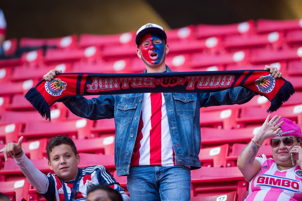 La final de la Copa MX en Guadalajara entre Chivas y Morelia se vio enmarcada por el colorido característico de este tipo de encuentros, con la belleza de porristas y fanáticas y con la fiesta que se vive en las tribunas. Muchos llevan los colores del equipo en su piel.