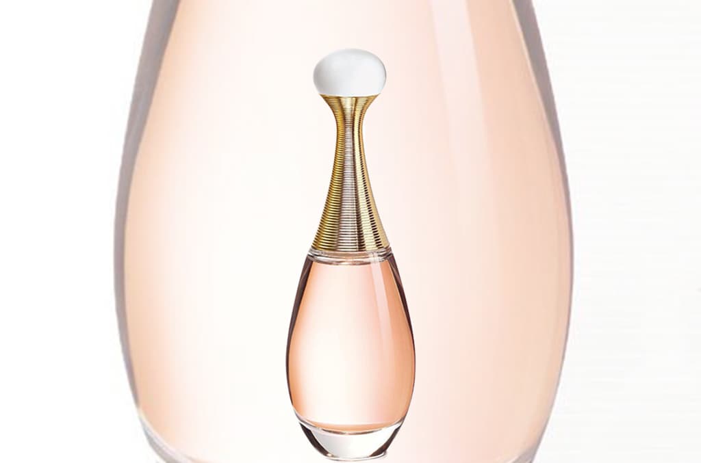 Lúcete con el J’ Adore Lumière de Dior pues al ser un Eau de Toilette es una versión ligera y luminosa ideal para las que aman las esencias de la naranja. Además tiene un toque dulce de vainilla y flores como magnolia y rosa Damasco. Gracias al limón es fresca. Con el paso de las horas la nota amaderada del sándalo va quedando al descubierto. Además de que a tu mamá le puede gustar el aroma la botella seguramente le encantará.
