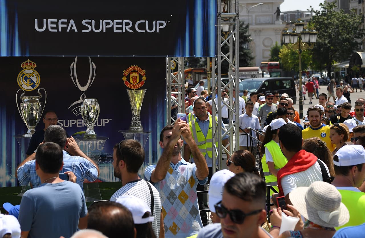 Mientras se colmaban las graderías del Filipo II, la afición pasaba el tiempo en la Fan Zone que organizó la UEFA.