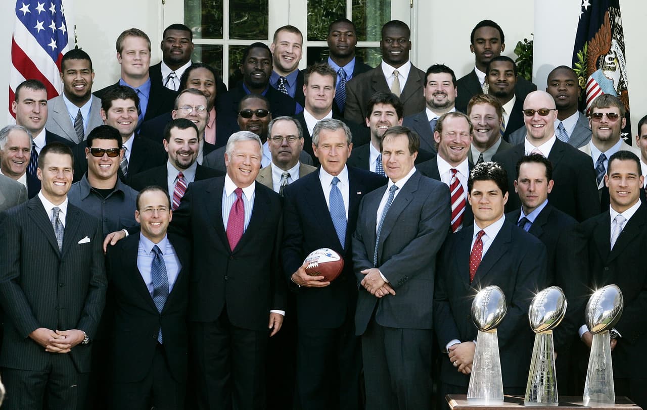 New England Patriots extendió su dominio por segundo año consecutivo y obtuvo su tercer Super Bowl al imponerse 24-21 contra Philadelphia Eagles el 6 de febrero de 2005 en Jacksonville.