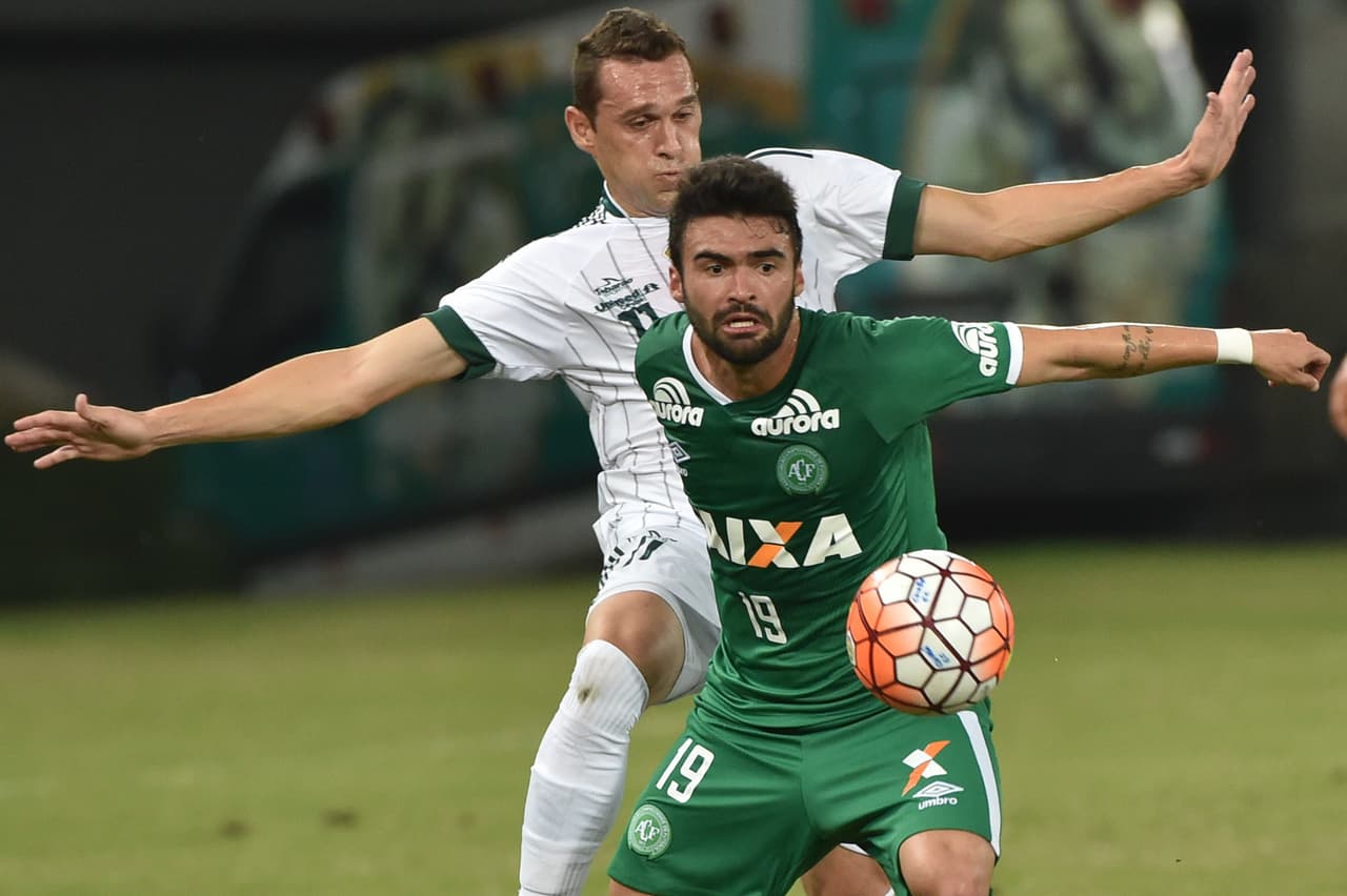 Arthur Maia de 24 años era uno de los mediocampistas del equipo y jugó para diversos equipos como el Vitória donde debutó, también tuvo un paso por el Flamnego y por el fútbol japonés ante de legar al Chapecoense.