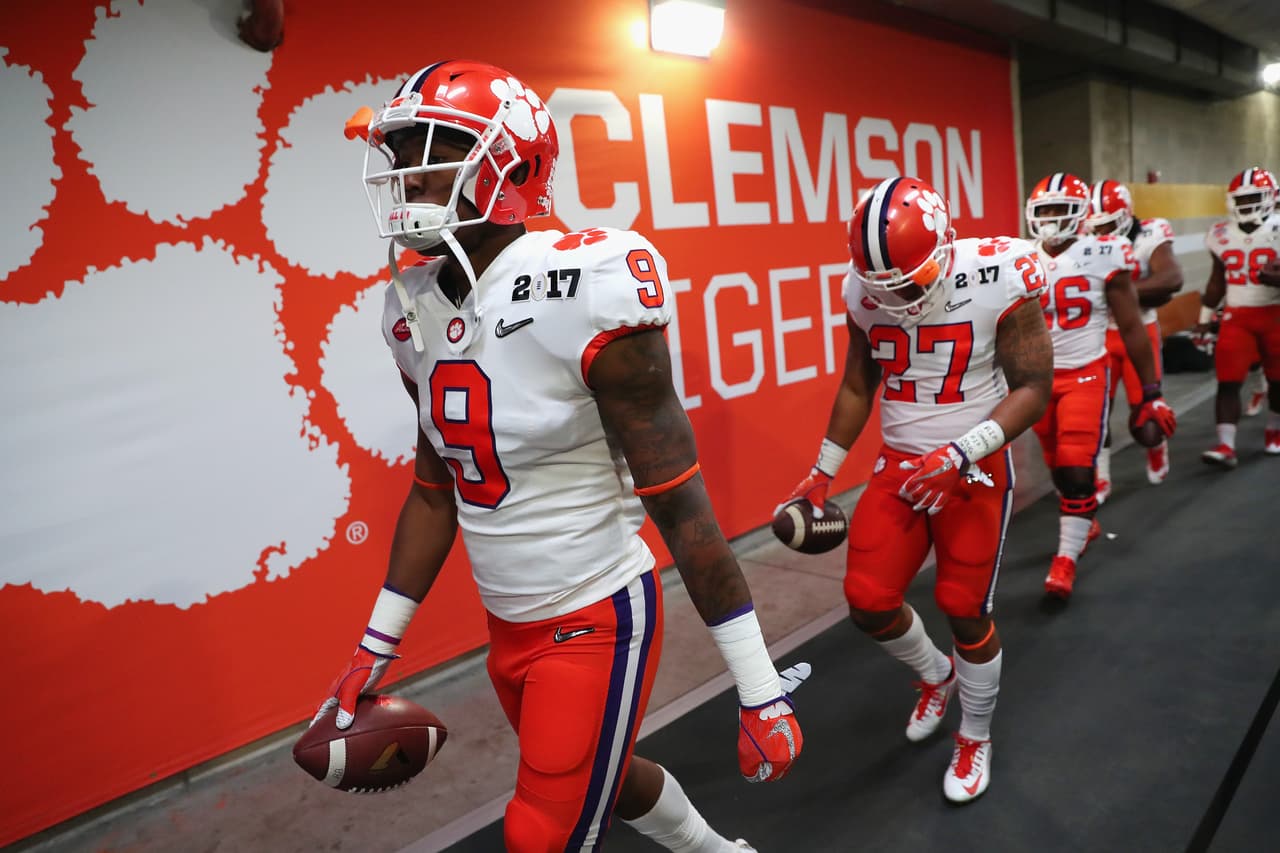Clemson Tigers (#3), por su parte, lograron llegar al Campeonato Nacional tras destrozar 31-0 a Ohio State (#2) en el Fiesta Bowl.